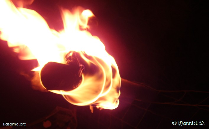 Torche de bois enflammée
                ( première )
            