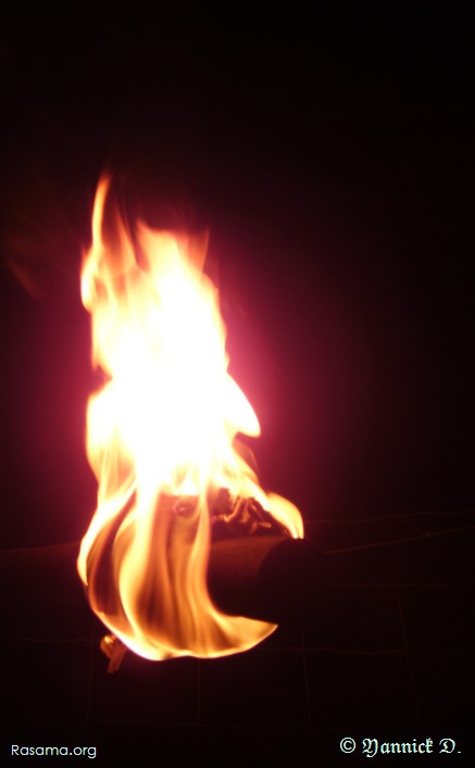 Torche de bois enflammée
( seconde )