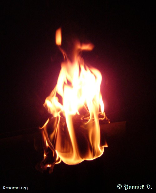 Torche de bois enflammée
                ( quatrième )
            