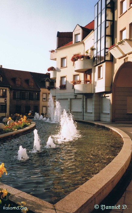 Fontaine
                urbaine — Un quartier à l’entrée de Sarreguemine
            