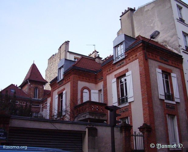 Maison
                de briques rouges, comme des cubes empilés, avec un style « british » — Proximité Paris centre
            