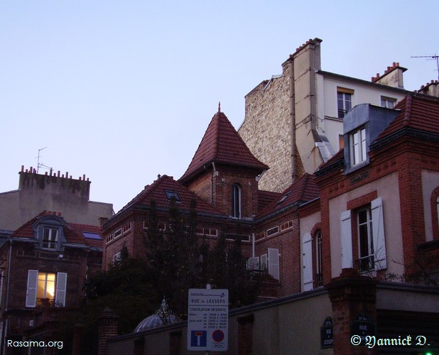 Un
                fenêtre brûle comme un brasier — Maison de briques rouges ( bis )
                — Proximité Paris centre
            