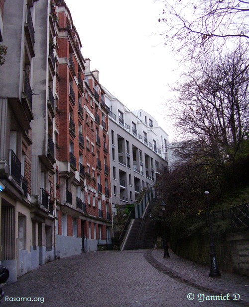 Une ruelle
                file vers la discrétion — Zone Est de Paris
            