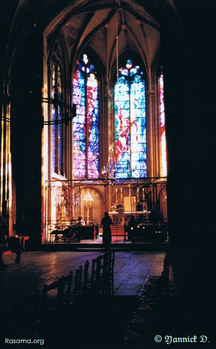 Vitraux
                à l’intérieur d’une église à Dijon
            
